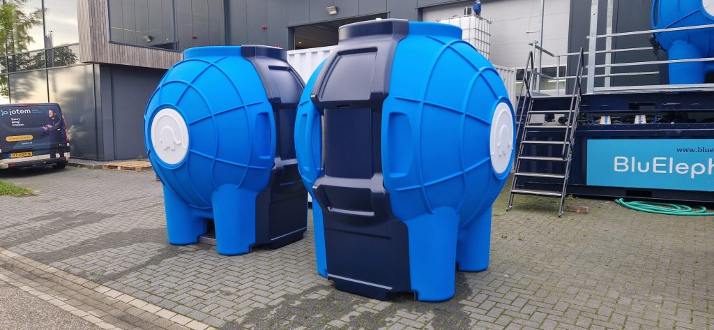 Twee BluElephants naast elkaar