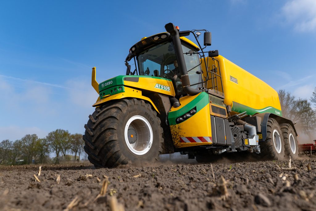 Ploeger Oxbo op het zand