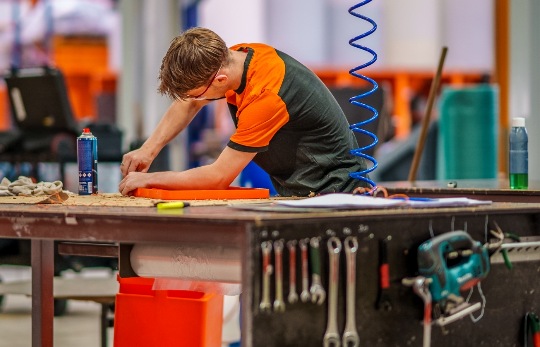 Medewerker aan het werk Rotomoulding